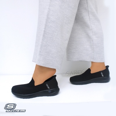 Sapatos Skechers pretos slip-on com sola preta e tecido respirável