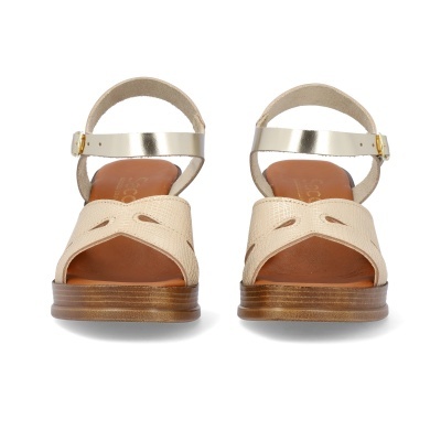 Sandálias femininas bege claro com tiras douradas e sola de madeira.