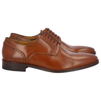 Sapatos sociais de couro castanho claro com atacadores.