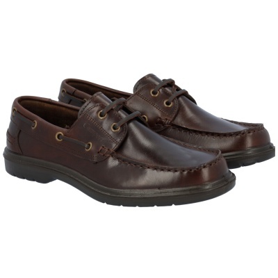 Par de sapatos mocassim castanhos em couro com sola preta