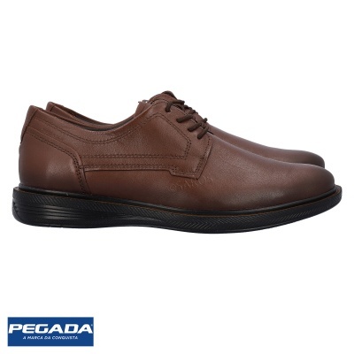 Sapatos derby castanhos em couro com sola preta e logótipo PEGADA