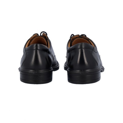 Sapatos pretos clássicos em pele vistos de trás