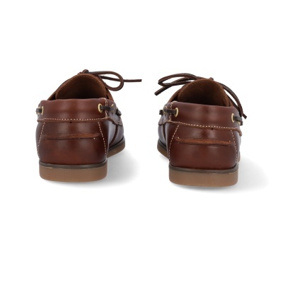 Sapatos mocassins castanhos em couro vistos de trás