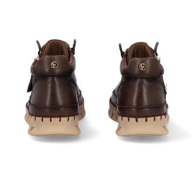 Sapatos castanhos de couro vistos por trás com sola bege e interior acolchoado