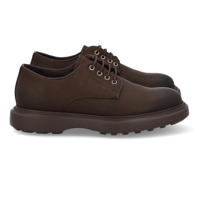 Sapatos castanhos em pele com sola grossa e atacadores, com a marca Camper na lateral