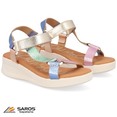 Sandálias femininas coloridas com sola branca e logo SAROS Sapataria