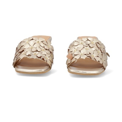 Sandálias douradas com flores decorativas em relevo