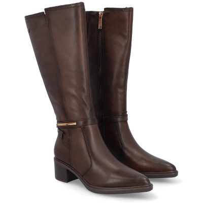 Par de botas altas femininas em couro castanho escuro com salto médio e detalhes metálicos