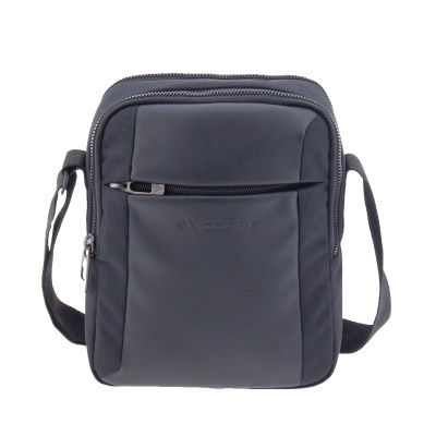 Mala pequena preta de ombro com bolsos e fecho