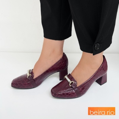 Sapatos femininos vinho com salto quadrado e detalhe metálico