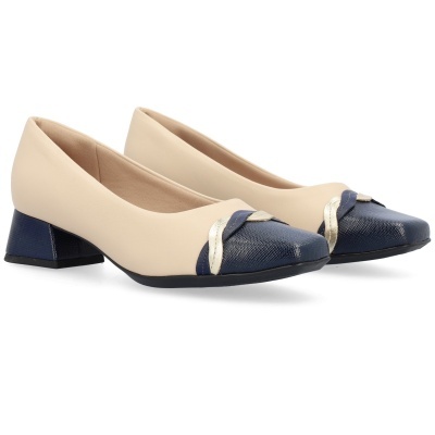 Sapatos de salto baixo bege com bico azul escuro e dourado.