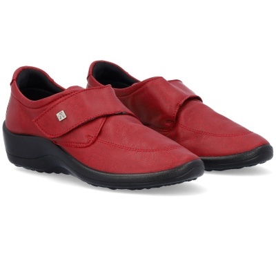 Par de sapatos vermelhos com sola preta e fecho em velcro.