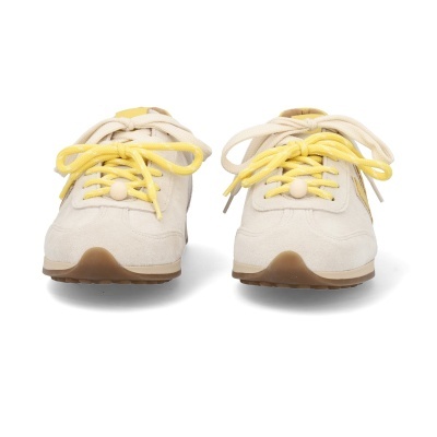 Sapatilhas desportivas bege com atacadores amarelos e brancos e sola castanha