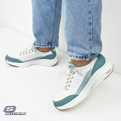 Ténis Skechers branco e verde-água com sola espessa e jeans azuis