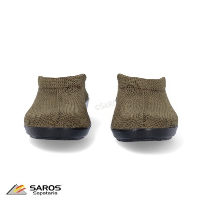 Chinelos castanhos em tecido tricotado com sola preta, sobre fundo branco com logo SAROS Sapataria.