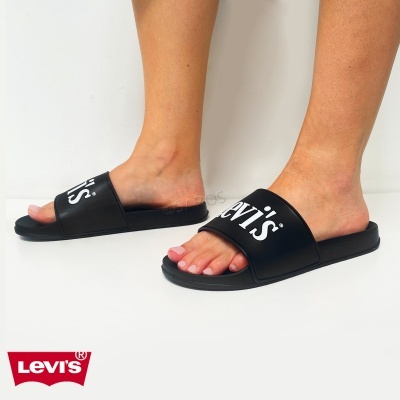 Chinelos de dedo Levis pretos com logo branco