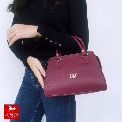 Bolsa de mão em pele vinho com alças duplas e logo metálico CV