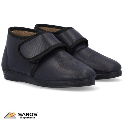Sapatos pretos com fecho de velcro sobre fundo branco e logótipo Saros Sapataria
