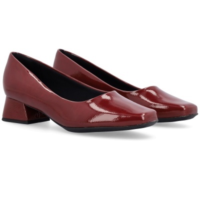 Sapatos de salto médio em verniz vermelho com bico quadrado