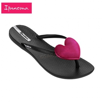 Sandália preta com coração rosa e texto Ipanema