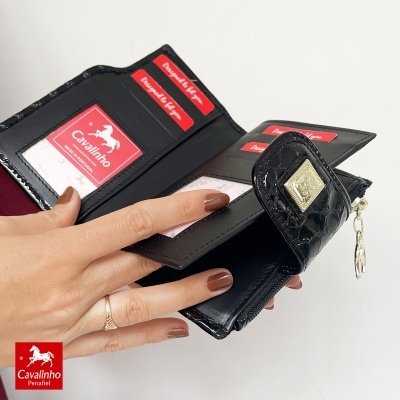 Carteira preta de couro com interior aberto mostrando etiquetas e compartimentos