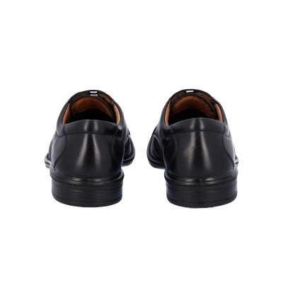 Sapatos de homem pretos em pele vistos de trás com interior castanho