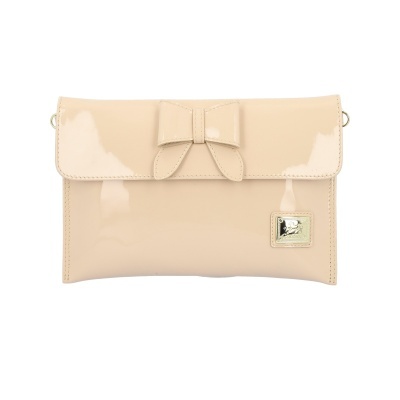 Bolsa de mão beige em verniz com laço decorativo e placa metálica