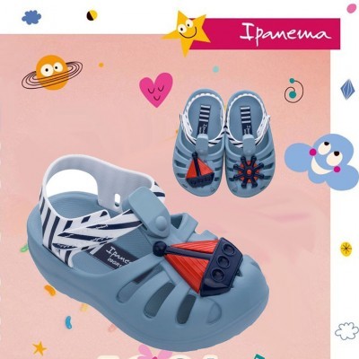 Sandálias infantis azuis Ipanema com detalhes coloridos em fundo rosa com desenhos
