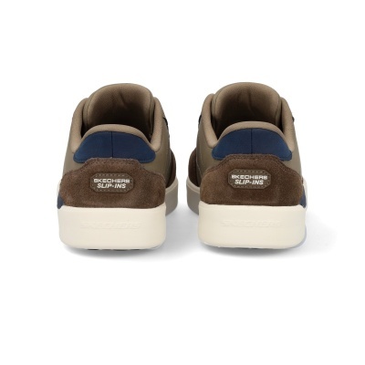 Ténis Skechers Slip-Ins vistos de trás com sola branca e detalhe castanho com azul