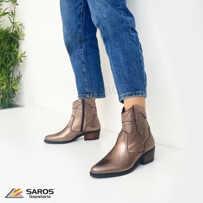 Bota castanho metálico SAROS com salto baixo e calças de ganga azuis.