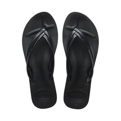 Chinelos pretos Havaianas com correias simples e textura emborrachada