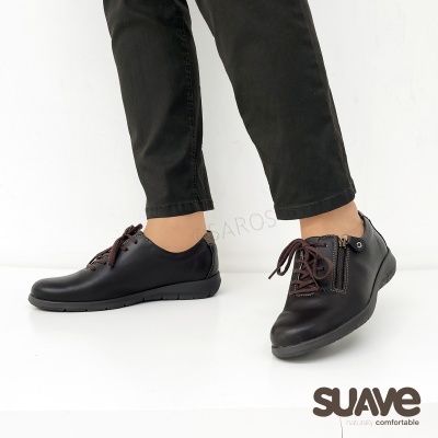 Sapatos baixos pretos com atacadores castanhos e fecho de correr