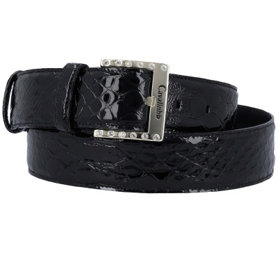 Cinto preto com textura de escamas e fivela prateada com pedras