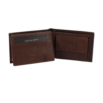 Carteira de couro castanho aberta com slots para cartões e compartimento para moedas