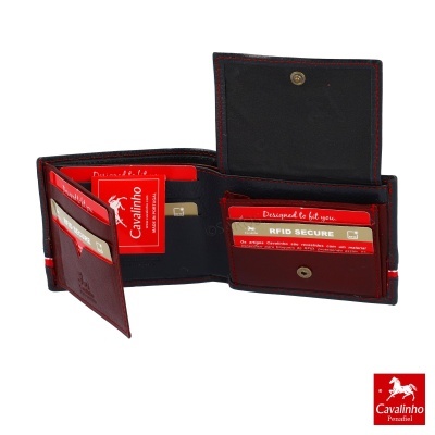 Carteira de pele vermelha Cavalinho aberta com vários compartimentos e etiquetas visíveis