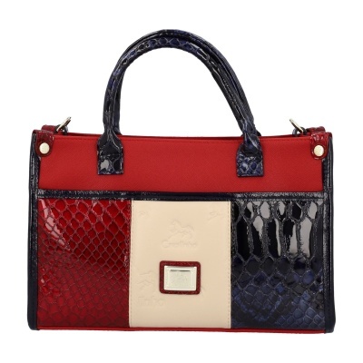 Mala de mão vermelha, bege e azul escuro com textura de pele de cobra e alças azuis