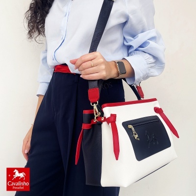 Bolsa Cavalinho preta, branca e vermelha com bolso frontal e alça ajustável