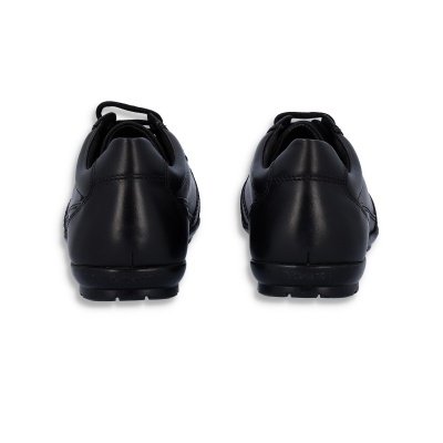 Par de sapatos pretos de couro vistos de trás