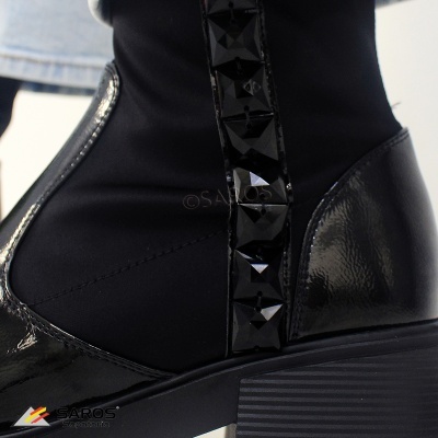 Bota preta com salto médio e tachas pretas decorativas