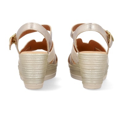 Sandálias de cunha douradas vistas de trás