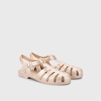 Sandálias de borracha bege com tiras largas e fecho de fivela
