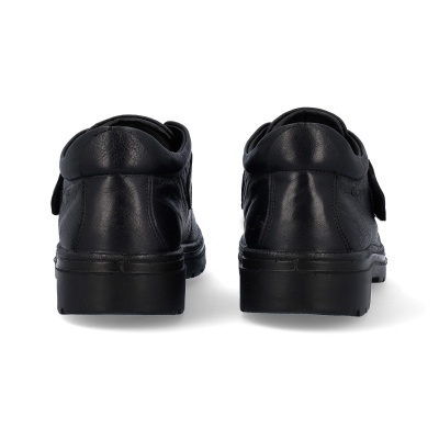 sapatos pretos em pele vistos de trás