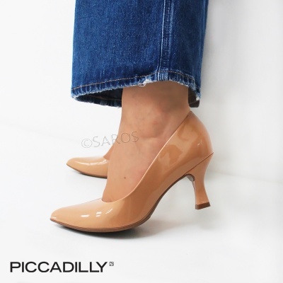 Sapatos de salto médio nude em verniz com calças de ganga azuis