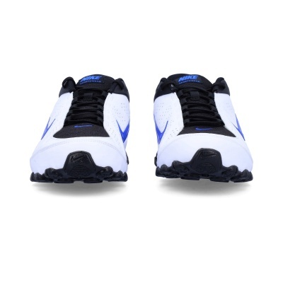 Ténis Nike Sportswear com cores branco, preto e azul em fundo branco