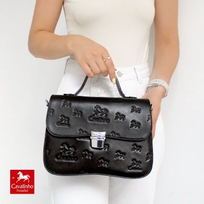 Mala preta em couro com padrão de cavalos em relevo e fecho prateado