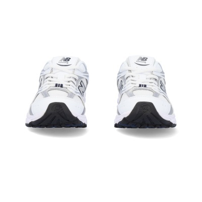 Sapatilhas New Balance brancas e cinzentas vistas de frente