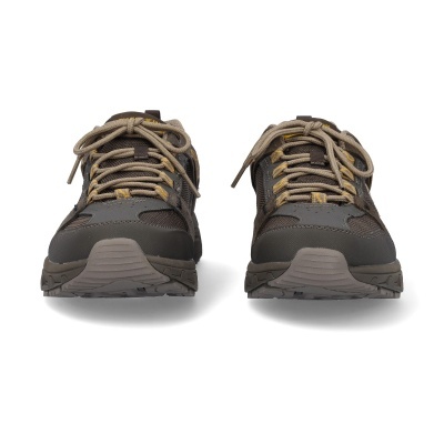 Par de ténis desportivos castanhos escuros com detalhes cinzentos e cadarços bege