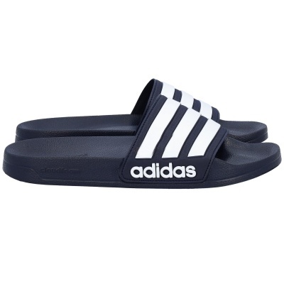 Chinelos Adidas slides azul escuro com riscas brancas e logo Adidas na tira