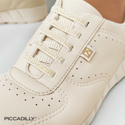 Ténis creme com atacadores dourados e etiqueta dorada