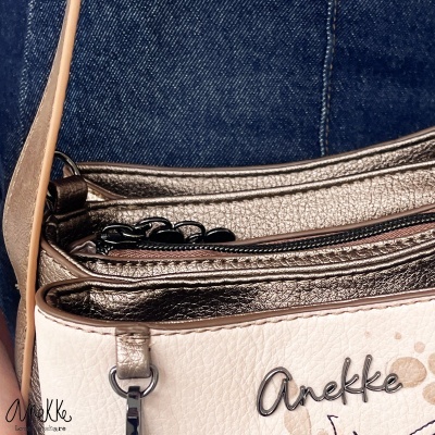 Carteira ou mala de mão branca e dourada com alça bege e detalhe metálico